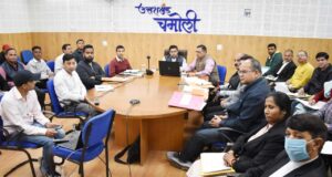 डीएम ने ली राजस्व विभाग की समीक्षा बैठक