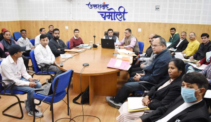 डीएम ने ली राजस्व विभाग की समीक्षा बैठक