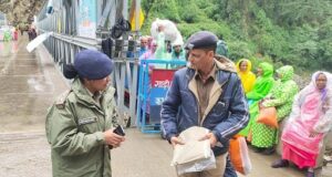 केदारनाथ में फिर बर्फवारी, पुलिस अधीक्षक डा विशाखा ने लिया व्यस्थाओं का जायजा