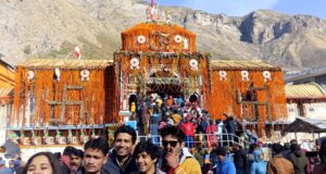 सहकारी बैंक की मोबाइल एटीएम वैन बद्रीनाथ धाम में दे रही है सुविधा