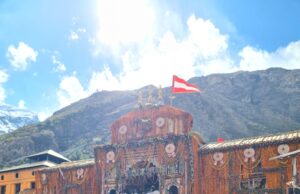 जिलाधिकारी चमोली ने यात्रा व्यवस्थाओ का किया निरीक्षण,आम श्रद्धालु बन किये दर्शन