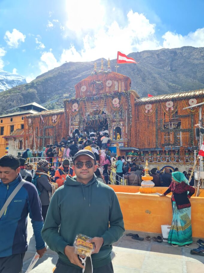 जिलाधिकारी चमोली ने यात्रा व्यवस्थाओ का किया निरीक्षण,आम श्रद्धालु बन किये दर्शन