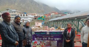 बद्रीनाथ धाम में. होटल और ढाबों में प्रशासन किया. औचक निरिक्षण