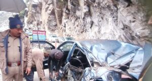 कार में आया बोल्डर बाल बाल बचे सवार