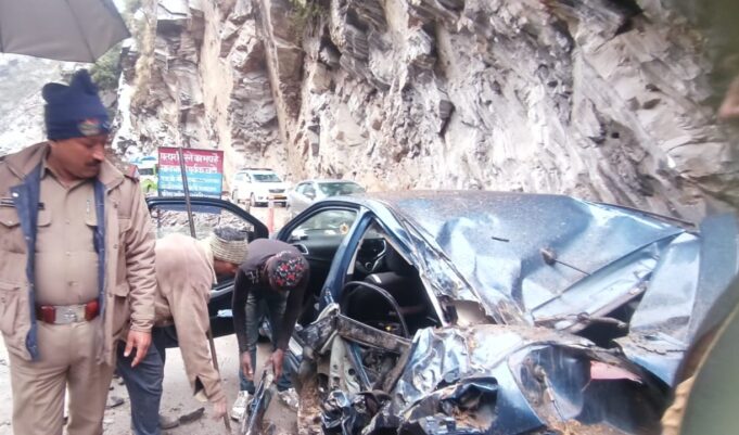 कार में आया बोल्डर बाल बाल बचे सवार