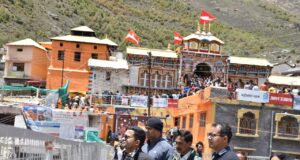 बद्रीनाथ में चल रहे पुनर्निर्माण कार्यो का जिलाधिकारी ने किया निरीक्षण