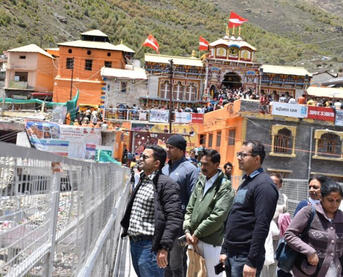 बद्रीनाथ में चल रहे पुनर्निर्माण कार्यो का जिलाधिकारी ने किया निरीक्षण