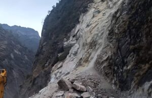 बद्रीनाथ राष्ट्रीय राजमार्ग हेलंग के पास मलबा आने से हुवा अवरुद्ध