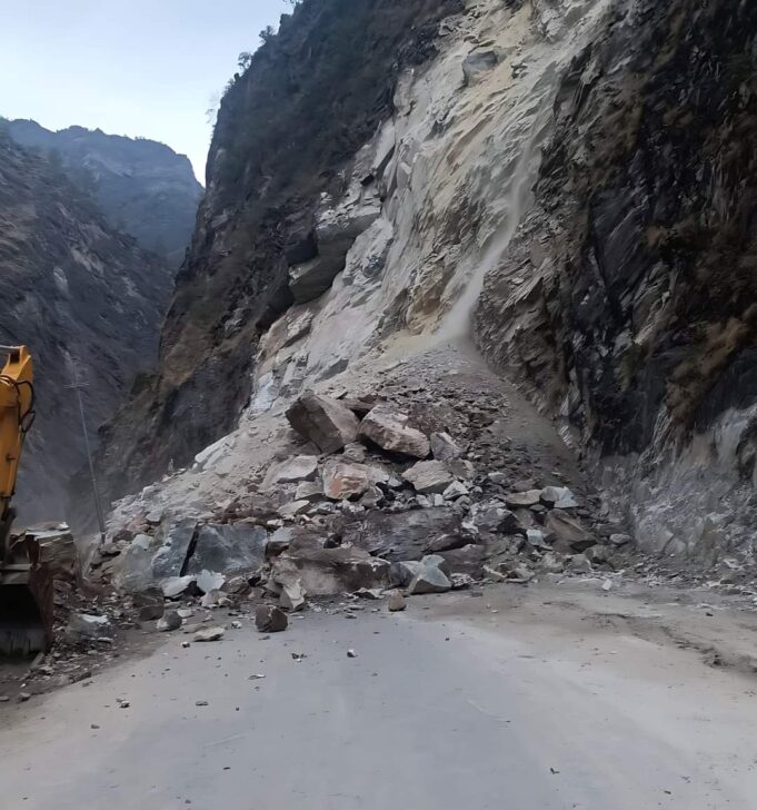 बद्रीनाथ राष्ट्रीय राजमार्ग हेलंग के पास मलबा आने से हुवा अवरुद्ध