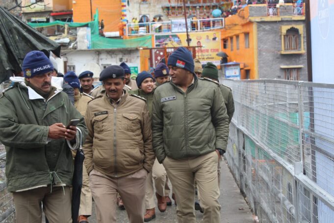 पुलिस अधीक्षक चमोली ने श्री बद्रीनाथ धाम में सुरक्षा व्यवस्था का लिया गया जायजा, अधीनस्थों को दिए आवश्यक दिशा निर्देश