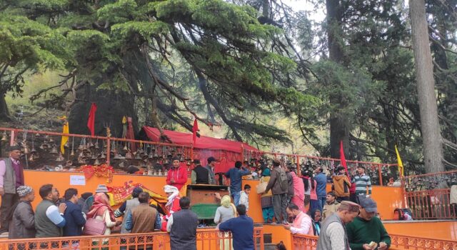 विधि विधान के साथ खुले वाण स्थित लाटू धाम के कपाट