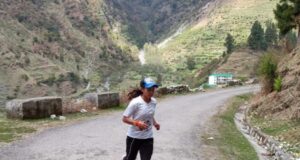 देवाल से वाण तक 40 किमी की दौड पूरी कर लाटू मंदिर में पहुंची सरोजनी कोटेडी