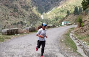 देवाल से वाण तक 40 किमी की दौड पूरी कर लाटू मंदिर में पहुंची सरोजनी कोटेडी