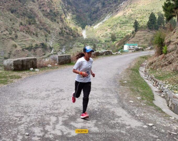 देवाल से वाण तक 40 किमी की दौड पूरी कर लाटू मंदिर में पहुंची सरोजनी कोटेडी