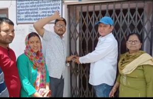 पार्किंग स्थल पर शौचालय बनाये जाने से नाराज कांग्रेस कार्यकर्ताओ ने नगर पालिका कार्यालय पर की तालाबंदी