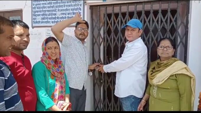 पार्किंग स्थल पर शौचालय बनाये जाने से नाराज कांग्रेस कार्यकर्ताओ ने नगर पालिका कार्यालय पर की तालाबंदी