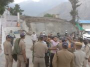 भाजपा कार्यकर्ताओं ने मेधापटकर को दिखाए काले झंडे