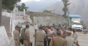 भाजपा कार्यकर्ताओं ने मेधापटकर को दिखाए काले झंडे