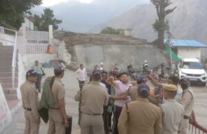 भाजपा कार्यकर्ताओं ने मेधापटकर को दिखाए काले झंडे