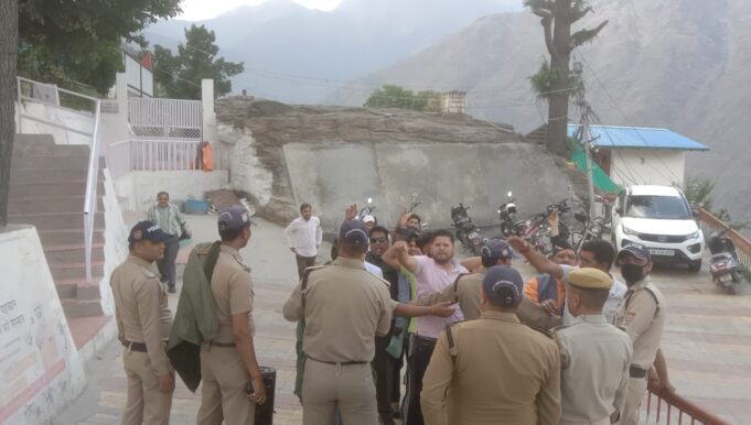 भाजपा कार्यकर्ताओं ने मेधापटकर को दिखाए काले झंडे