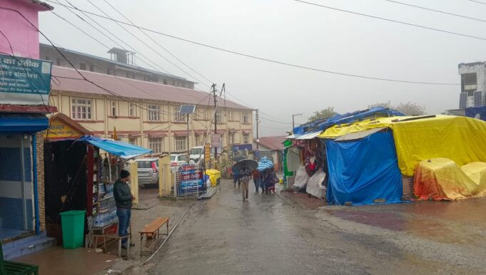 बद्रीनाथ में बारिस जारी, हेमकुंड साहिब यात्रा घांघरिया में रोकी गई,