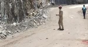 बाइक सवार पर गिरा पत्थर , मौके पर हुई मौत