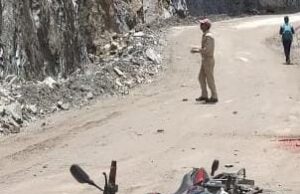 बाइक सवार पर गिरा पत्थर , मौके पर हुई मौत