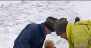 सुमेरू पर्वत के निकट छह फीट बर्फ में फंसे यात्री का किया रेस्क्यू