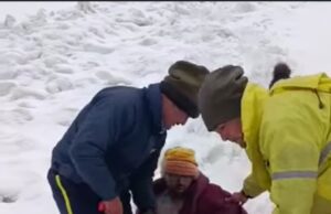 सुमेरू पर्वत के निकट छह फीट बर्फ में फंसे यात्री का किया रेस्क्यू