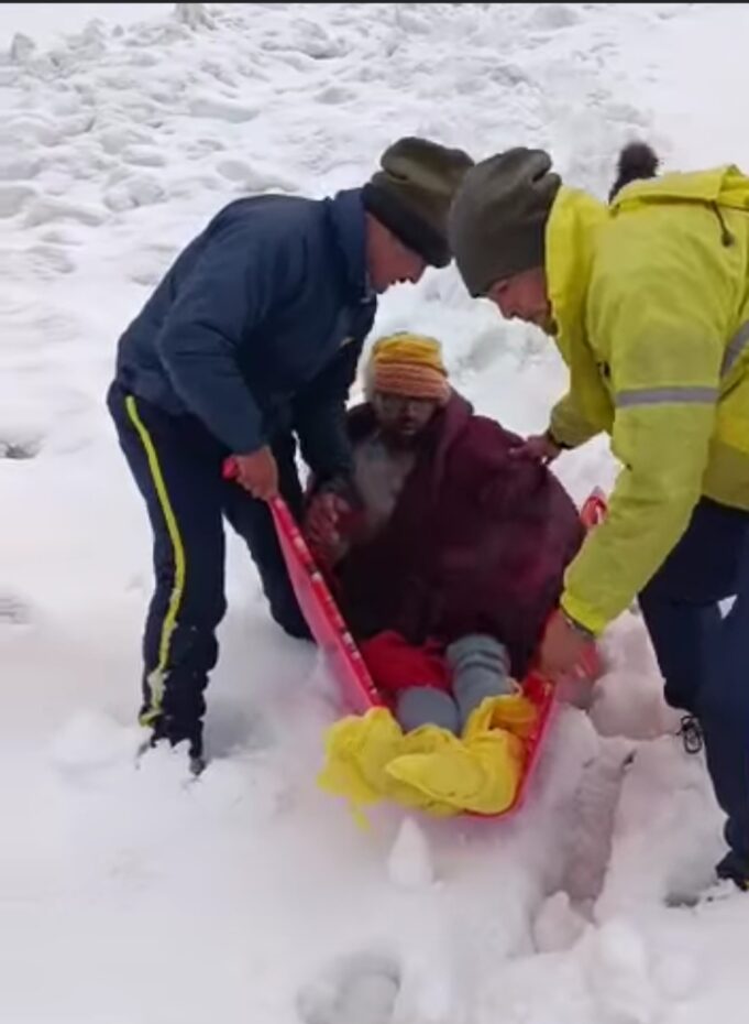 सुमेरू पर्वत के निकट छह फीट बर्फ में फंसे यात्री का किया रेस्क्यू