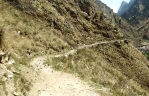 सड़क निर्माण का आध अधूरा कार्य ग्रामीणों के लिए बना है परेशानी का सबब