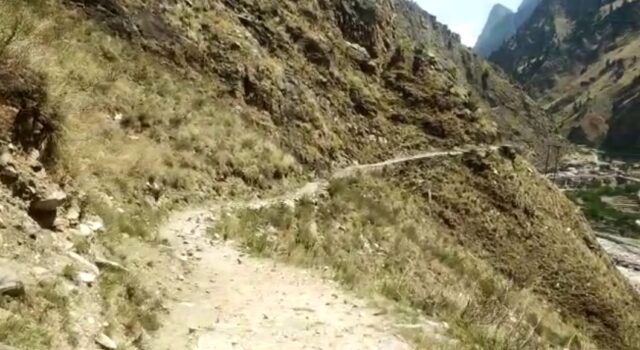 सड़क निर्माण का आध अधूरा कार्य ग्रामीणों के लिए बना है परेशानी का सबब