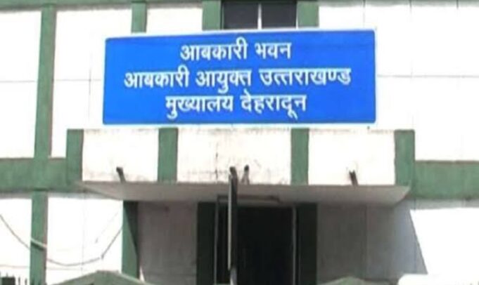 चमोली व उत्तरकाशी के जिला आबकारी अधिकारी हुए निलंबित