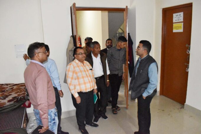 जिलानिर्वाचन अधिकारी ने किया ईवीएम वेयर हॉउस का मासिक निरिक्षण