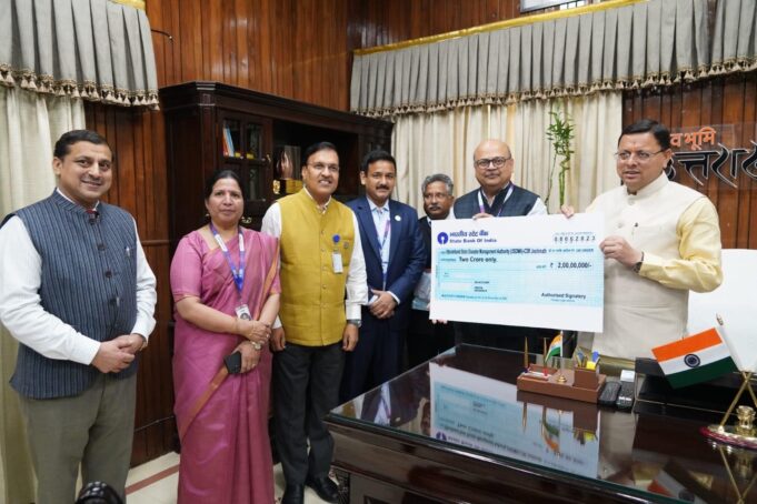 जोशीमठ आपदा प्रभावितो की मदद के लिए एसबीआई ne बढ़ाया हाथ सीएम् को सौंपा 2करोड़ का चेक