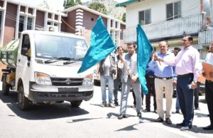 जिलाधिकारी ने स्वच्छता अभियान के तहत 9विकासखंडो के लिए हइड्रोलिक गार्बेज वाहन किये रवाना