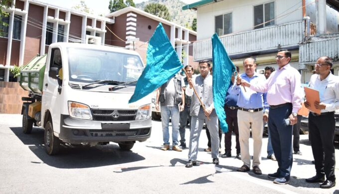 जिलाधिकारी ने स्वच्छता अभियान के तहत 9विकासखंडो के लिए हइड्रोलिक गार्बेज वाहन किये रवाना