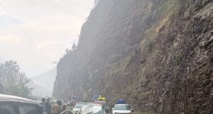 कार के ऊपर गिरा पथ्थर, एक व्यक्ति की मौके पर मौत