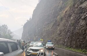 कार के ऊपर गिरा पथ्थर, एक व्यक्ति की मौके पर मौत