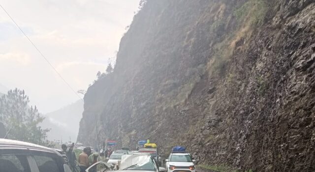 कार के ऊपर गिरा पथ्थर, एक व्यक्ति की मौके पर मौत