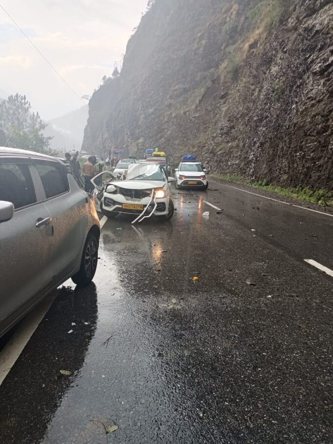 कार के ऊपर गिरा पथ्थर, एक व्यक्ति की मौके पर मौत