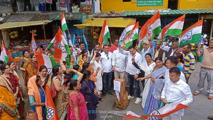 पूर्व मुख्यमंत्री त्रिवेंद्र रावत ने गोडसे को बताया देशभक्त कांग्रेस ने त्रिवेंद्र रावत का फूंका पुतला