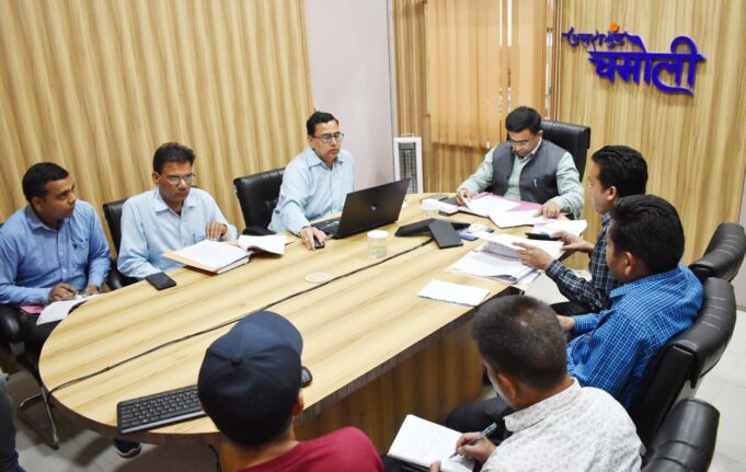 निराश्रित गोवंश संरक्षण को लेकर जिलाधिकारी ने ली बैठक।