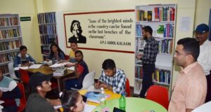 जिलाधिकारी ने किया ई- पुस्तकालय का निरीक्षण