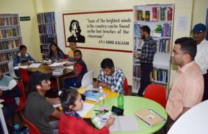 जिलाधिकारी ने किया ई- पुस्तकालय का निरीक्षण