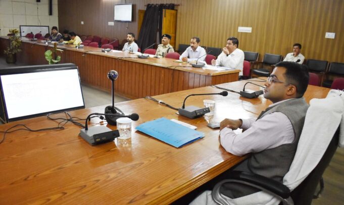 सुरक्षित यातायत को लेकर जिलाधिकारी ने ली बैठक