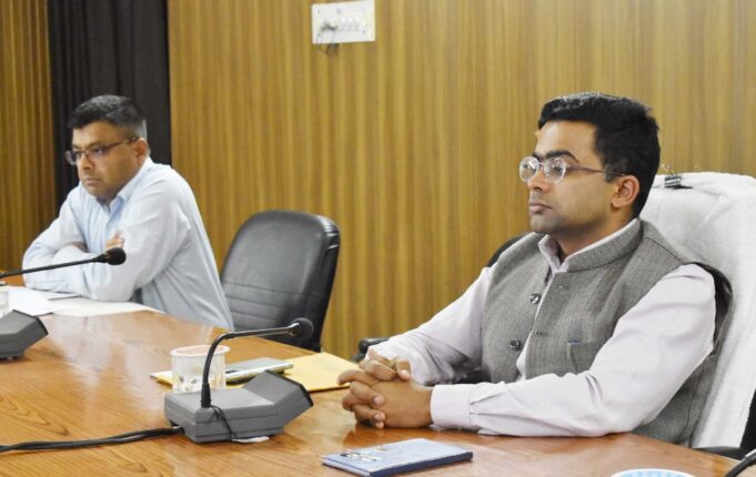 जिलाधिकारी ने ली जलमिशन की बैठक.दिसंबर तक कार्य पूर्ण करने के दिए निर्देश