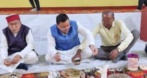 मुख्यमंत्री ने कार्यकर्ताओं एवं वरिष्ठ जनों के साथ किया सहभोज