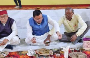 मुख्यमंत्री ने कार्यकर्ताओं एवं वरिष्ठ जनों के साथ किया सहभोज