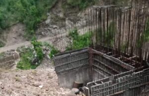 मलबे में दबा 2 लोग , रेस्क्यू जारी